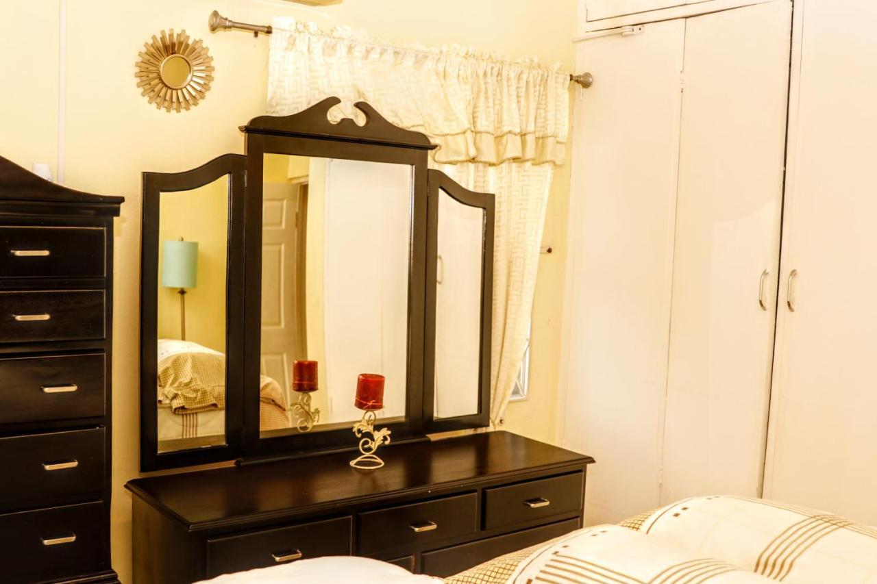 Crystoural Suites Near The Us Embassy - Gated & Secure - 2 Bedrooms, 2 Beds, 4 Guest Кингстон Экстерьер фото